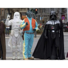 Fans de la saga Star Wars desfilan ataviados como los personajes por las calles de Hamburgo