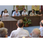 El alcalde recibió en el Consistorio a los vecinos de Cataluña.