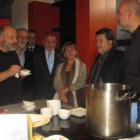 Carrasco observa uno de los exquisitos platos de León.