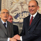El nuevo primer ministro, Enrico Letta (derecha), estrecha la mano del presidente Napolitano, este sábado en Roma.