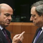 El ministro de Economía, Luis de Guindos, y el presidente del BCE, Mario Draghi, en una imagen de archivo.