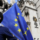 Un manifestante proeuropeo, frente a la sede del Tribunal Supremo de Londres, el pasado octubre