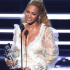Beyoncé recoge el premio al mejor vídeo.