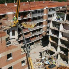 Tareas de desescombro en la calle Gaspar Arroyo de Palencia tras la explosión de gas.