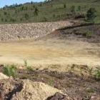 Una de las escolleras de la balsa y parte del hueco que anegará el agua