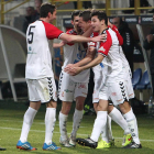 Los jugadores de la Cultural felicitan con efusividad a Pérez, autor del gol que dio la victoria a su equipo.