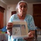 La madre del condenado exhíbe su foto desde México