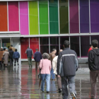 Visitantes accenden al Musac en la inauguración de la última exposición del centro.