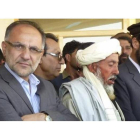 El gobernador Jamal (izquierda), durante la inauguración de una escuela en la provincia de Logar, el día 12.