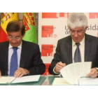 El presidente del Consejo de Colegios de Enfermería de Castilla y León, y el rector de la ULE.
