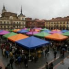 El Ayuntamiento aún adeuda parte del coste de las carpas del mercado de la plaza Mayor
