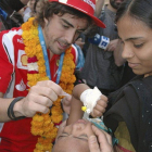Fernando Alonso, durante la visita a un hospital de Nueva Deli.