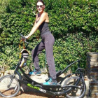 Carla Bruni, sobre un Elliptigo, mezcla de bicicleta y elíptica.