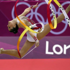 Carolina Rodriguez realizando un ejercicio de cinta en la ronda de clasificación en los Juegos Olímpicos de Londres.