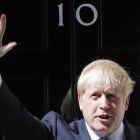 El nuevo primer ministro británico, Boris Johnson, saluda en la puerta del 10 de Downing Street, este miércoles.