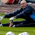 Hierro evita que Roberto Carlos proteste al árbitro tras decretar penalti