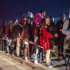 Refugiados esperan a los alojamientos de emergencia en la frontera entre Alemania y Austria.