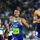 Ashton Eaton finaliza los 1.500 metros, última prueba de su triunfal decatlón.