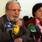 El director de Cáritas, Carmelo González, y María Jesús Domínguez, en la rueda de prensa.