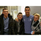 Cristiano Ronaldo con David Pawlaczyc en el hotel de concentración del Real Madrid.