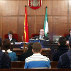 El presidente del tribunal, Javier González (c), y los acusados, en la sala de la Audiencia de Sevilla al inicio de la sexta jornada del juicio por la violación y asesinato de la joven Marta del Castillo.