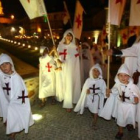 Los caballeros desfilaron por la calle Gil y Carrasco.