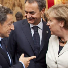 Sarkozy conversa con Zapatero y Merkel antes de la foto de familia de la cumbre para la reconstrucción y el futuro de Libia.