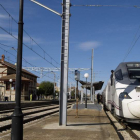 Un Alvia espera el embarque de viajeros durante una parada en la estación de Sahagún.