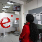 Imagen de una mujer en el servicio de empleo de la Comunidad