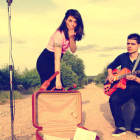Leticia Robles y Emilio Sáiz son Radio Lulú, formación que actúa este viernes en el Teatro Municipal de La Bañeza. DL