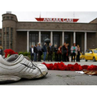 Un par de zapatillas y flores, en el lugar del cruel atentado vivido en Ankara, el pasado sábado.
