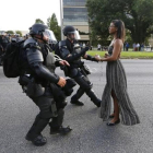 Una joven espera inmóvil a que la policía la detenga en Baton Rouge, Lousiana, en una imagen que se ha convertido en símbolo de las protestas.