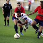 Murci, autor del único gol leonés, se zafa de dos defensas de La Granja, en un lance del partido.