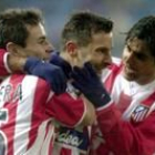Javi Moreno recibe la felicitación de sus compañeros tras marcar