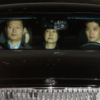 La expresidenta de Corea del Sur,  Park Geun-hye,  abandona la oficina de la fiscalia para ser trasladada a prisión.