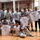 El equipo trepalense posa con la camiseta alegórica de campeón de la categoría. DL