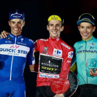 Simon Yates (en el centro), con Enric Mas (izquierda) y Miguel Ángel López, el podio de la Vuelta 2018.