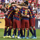 Los jugadores del Barcelona felicitan a Luis Suárez tras batir a Iraizoz.