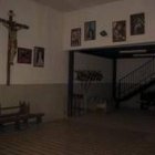 Al fondo, las escaleras que comunican el camerín con la sala de juntas