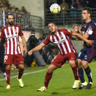 Koke trata de controlar el balón frente a un adversario.