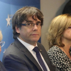 Carles Puigdemont, en el Centro de Prensa de Bruselas, junto a varios exconsellers