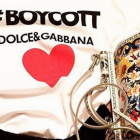 La camiseta con el hastag #BoycottDolceGabbana contraataca a los comentarios de los detractores de la firma.