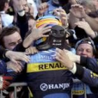 Todo el equipo Renault felicita a Alonso tras su brillante triunfo en el Gran Premio de Japón