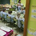 Una profesora imparte una clase a los alumnos de primaria del colegio de La Virgen del Camino