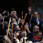 Artur Mas saluda a los cientos de congregados a las puertas del TSJC.