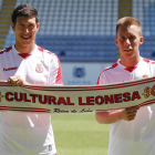 Unai Albizua y Yelko Pino, en el césped del Reino, durante su presentación como futbolistas de la Cultural. JESÚS F. SALVADORES