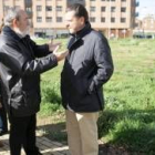 María José Alonso y el alcalde Mario Amilivia, con los vecinos del barrio de San Mamés