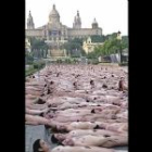 Más de 7.000 personas respondieron a la llamada del fotógrafo Spencer Tunick para fotografiarse desnudas por las calles de Barcelona.