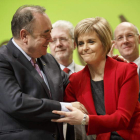 Alex Salmond saluda a la nueva líder del Partido Nacionalista Escocés, Nicola Sturgeon.