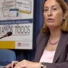 La ministra de Sanidad, Ana Pastor, ayer, durante la presentación de la campaña